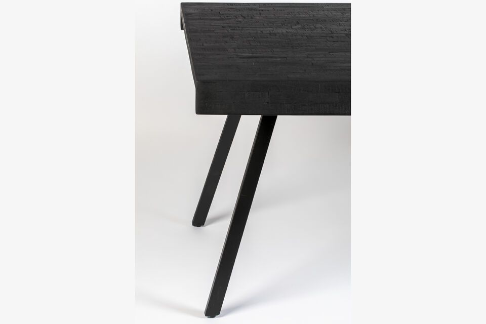 De diepzwarte kleur van de tafel brengt een vleugje moderne verfijning in je eetkamer en biedt een