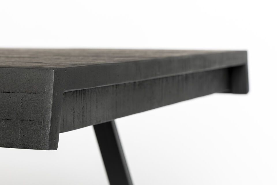 Deze veelzijdige tafel past perfect in verschillende decors en kan gemakkelijk worden geïntegreerd