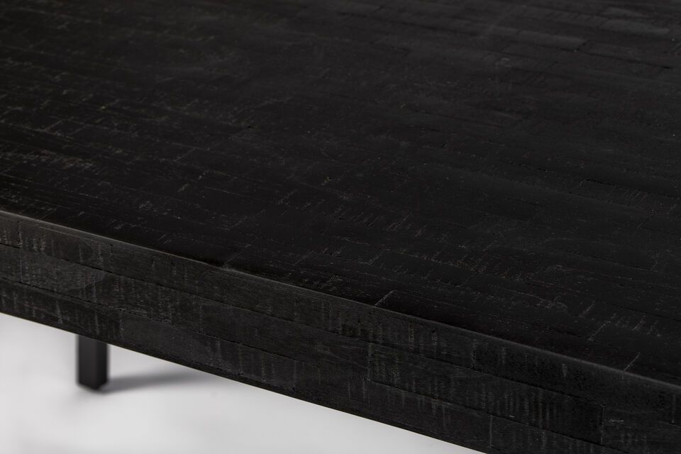 Dankzij het strakke ontwerp en de neutrale kleur past hij bij verschillende stoelen en decoraties