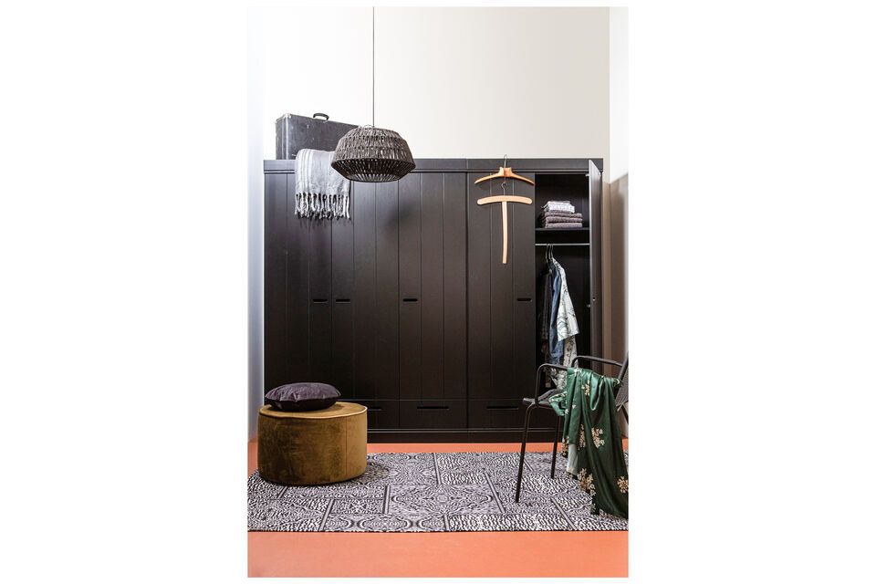 Connect zwart houten kast, robuust en elegant