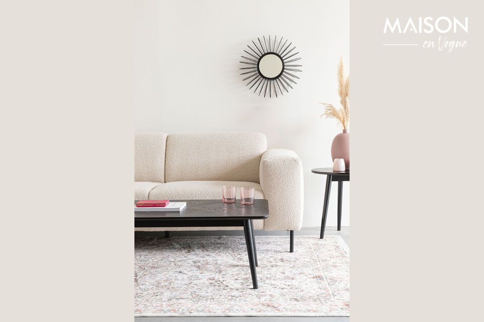 Met zijn strakke design en tijdloze zwarte kleur voegt deze houten salontafel een moderne touch toe