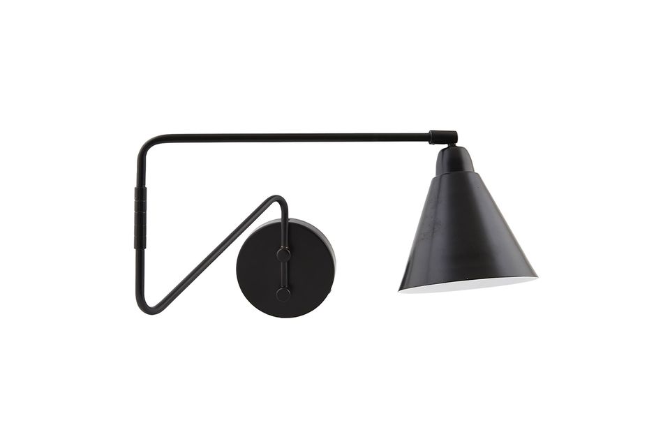 Deze ijzeren wandlamp toont zijn moderniteit met zijn zwarte kleur en zijn gebogen arm met een