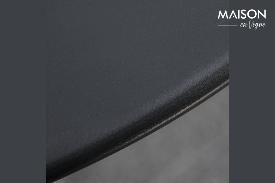 Deze ronde tafel van zwart ijzer is zowel stijlvol als praktisch