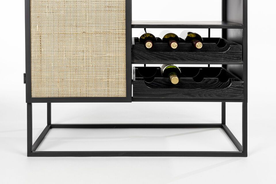 De rotan deur met magnetische sluiting verbergt slim twee planken