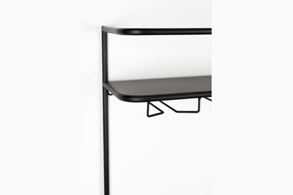 Met twee planken en een magnetisch slot voor gemakkelijke toegang is dit opbergmeubel niet alleen