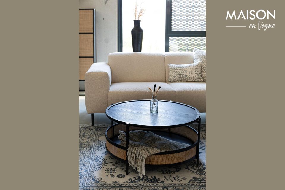 Ontdek onze zwarte rotan salontafel Makoto, ontworpen om je woonruimte elegant aan te vullen