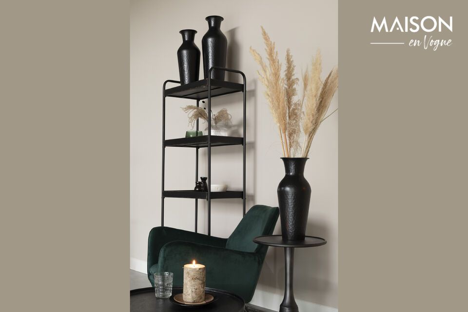 Voeg een vleugje tijdloze elegantie toe aan je interieur met de Dunja zwart stalen vaas