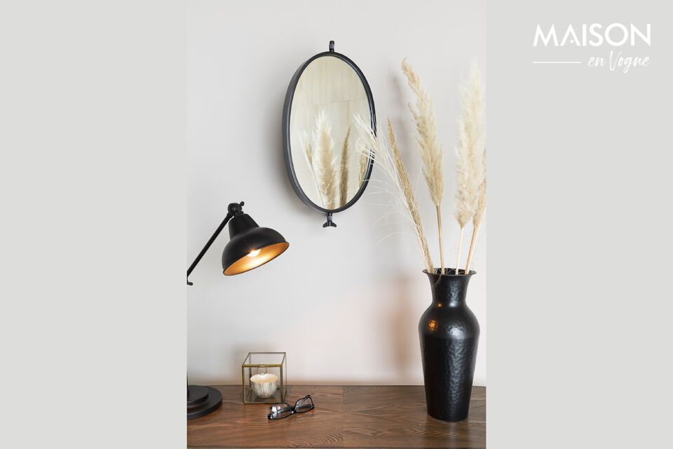 De vintage-look metallic afwerking en het gehamerde decoratieve oppervlak geven hem een speciaal