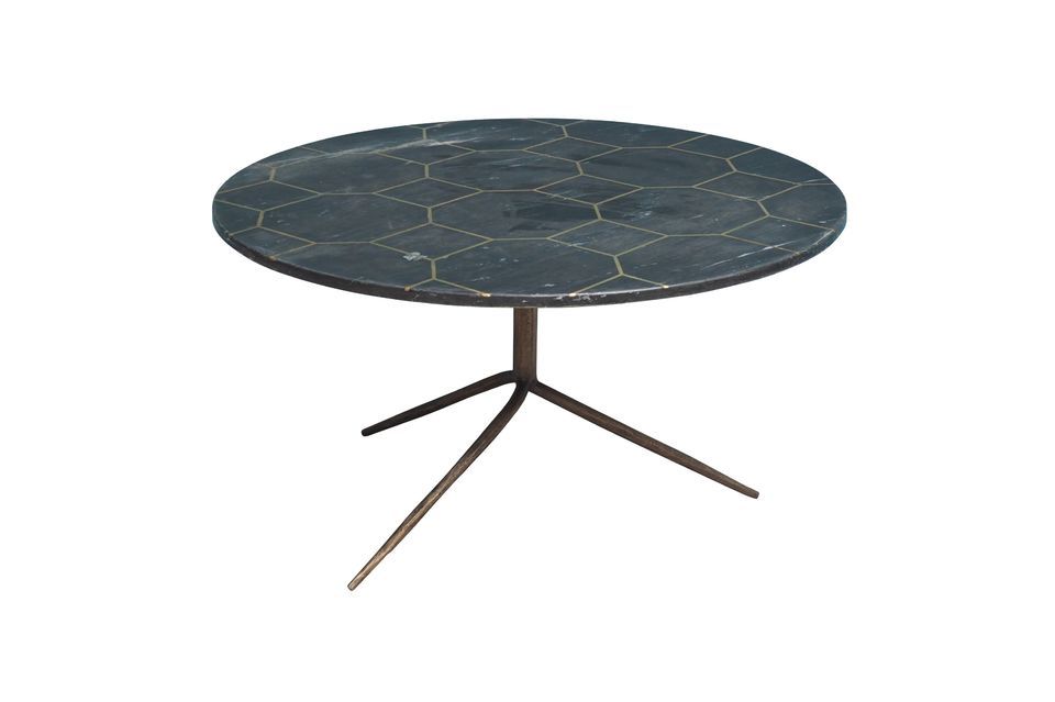 Deze tafel is rond van vorm en heeft een grijs marmeren blad met messing in een honingraatmotief
