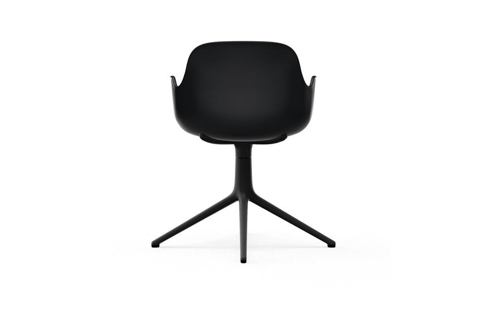 De stoel staat op een fijn aluminium onderstel in hetzelfde zwart als de zitting en past zowel in