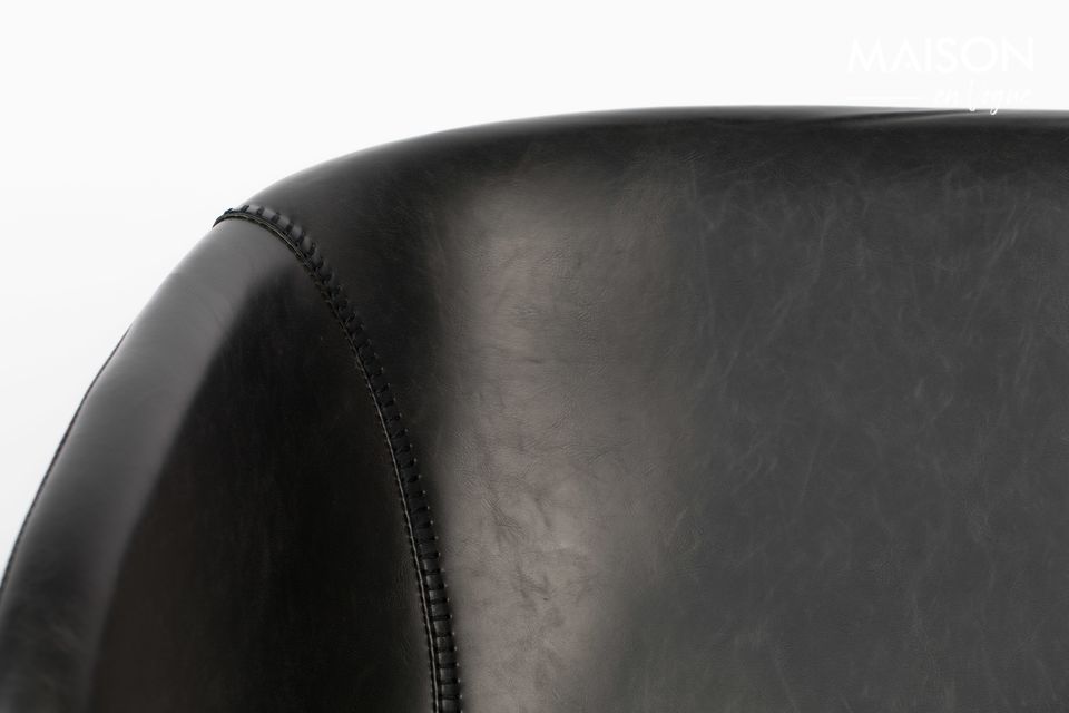 Deze comfortabele stoel wordt ondersteund door een stalen frame dat aan weerszijden van de kamer