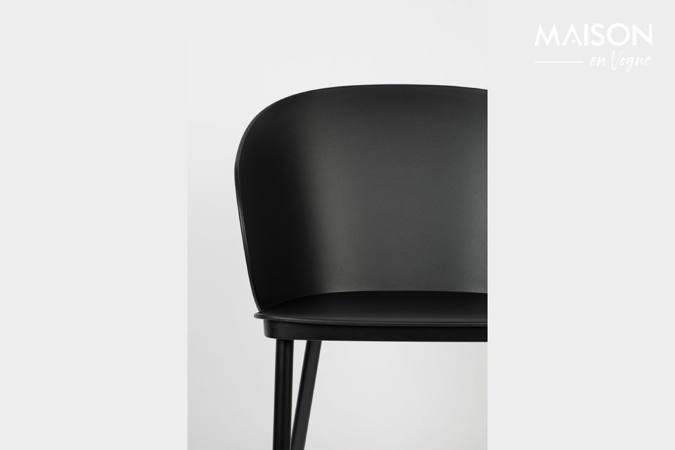 Moderniseer je interieur met de verrassende Gigi All Black stoel en zijn strakke en overzichtelijke