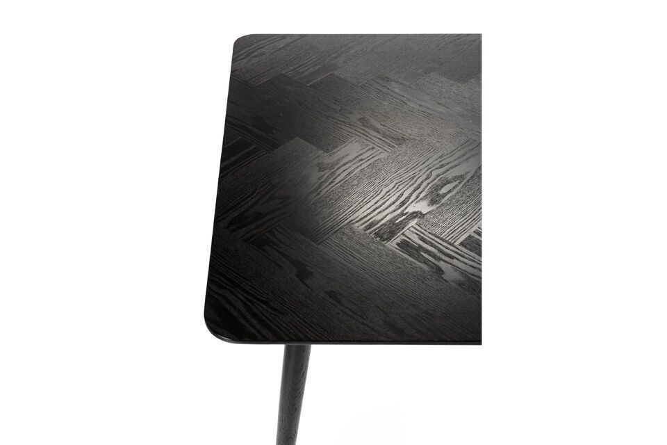 De Fabapporteio tafel is gemaakt van stevig hout en afgewerkt in een elegante zwarte kleur