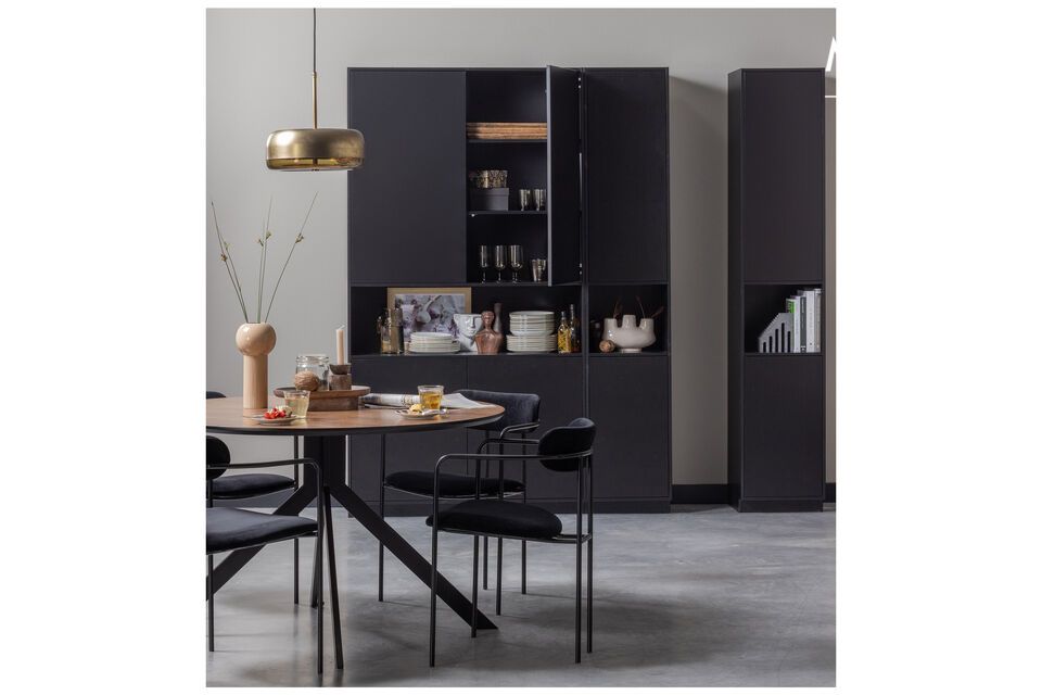 Finca dressoir, zwart massief grenen, design en veelzijdigheid