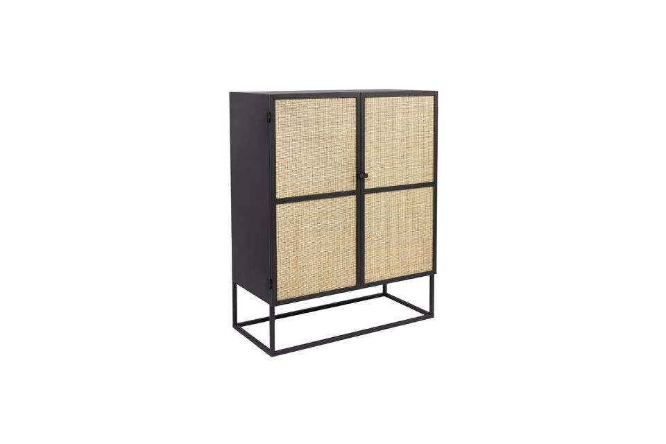 Deze commode heeft deuren die worden afgesloten door een praktisch magnetisch sluitsysteem