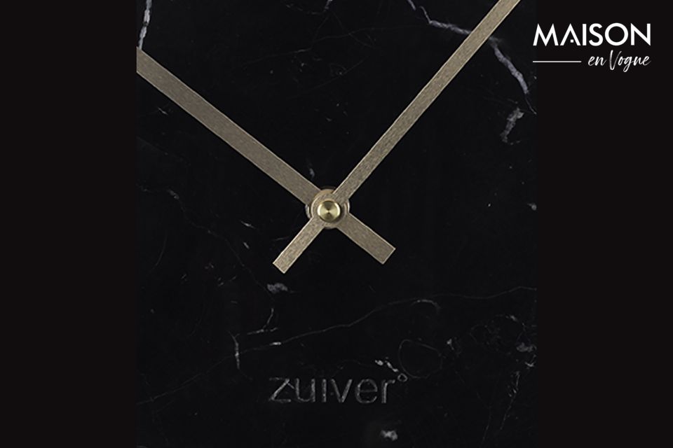 De zwarte Time Marble klok is een elegante accessoire die uw interieur zal verrijken