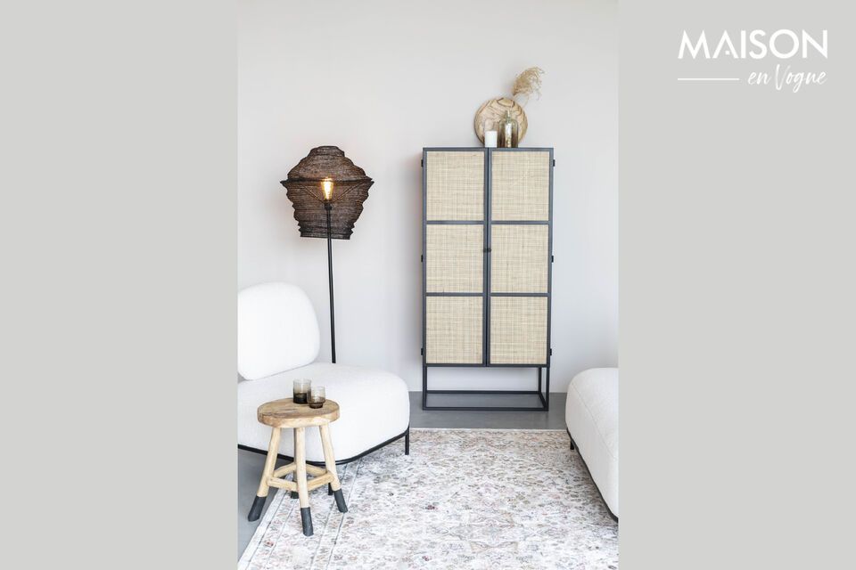 Deze kast in diepzwart met rotan details op de deuren brengt een vleugje verfijning in je huis