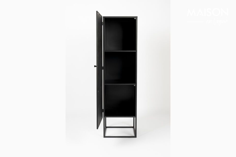 Elegante en functionele kledingkast van hout en zwart rotan
