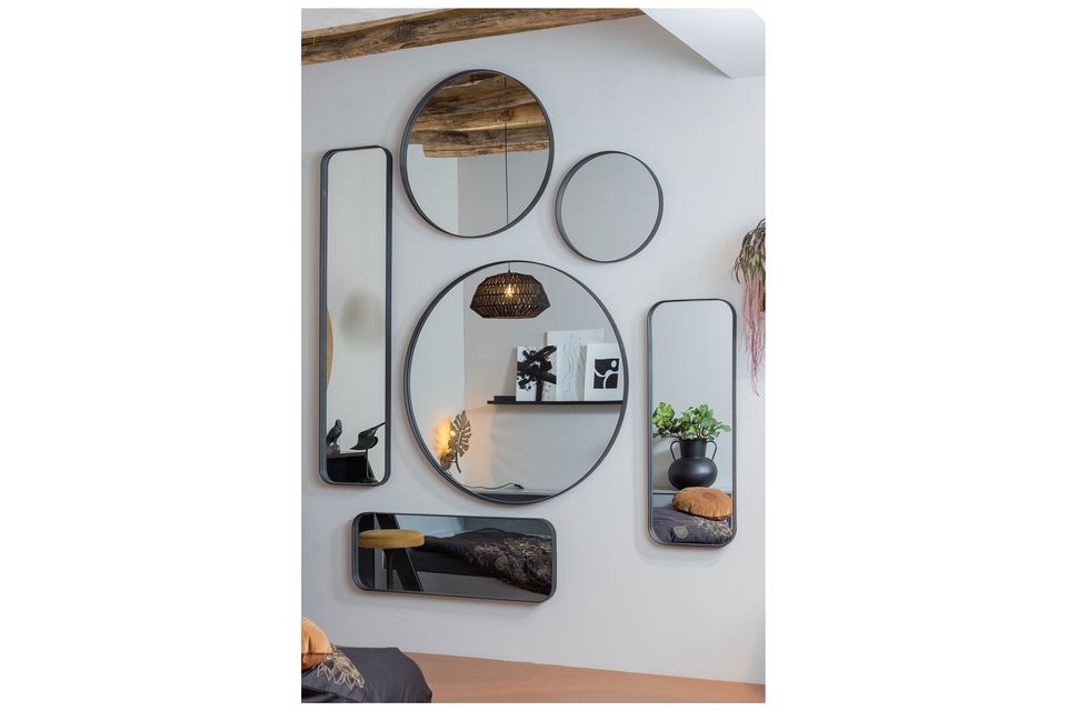 Kleine ronde metalen spiegel voor binnenhuisdecoratie