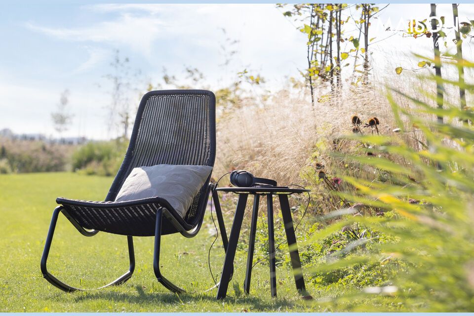 Ontdek onze outdoor schommelstoel Tom, een uitnodiging om te ontspannen in uw tuin of op uw terras