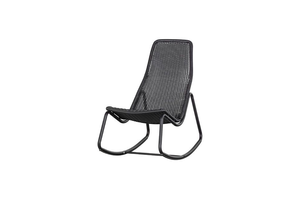 Met zijn waterdichte zwarte rotan ontwerp is deze stoel uit de WOOD collectie perfect voor alle