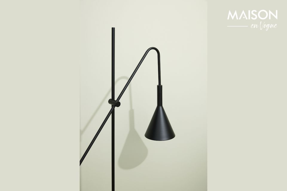 Een zwarte vloerlamp die past in elke interieurstijl