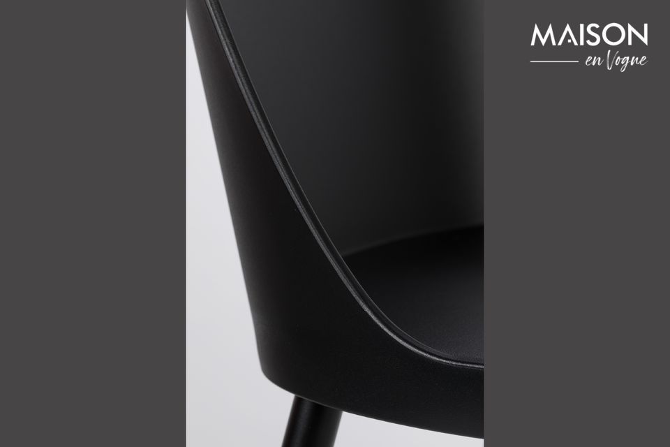 De zwarte biezen stoel van het White label living merk combineert robuustheid, comfort en esthetiek