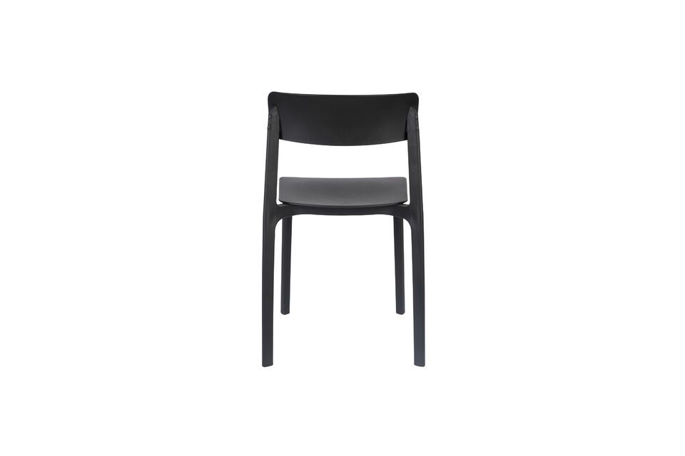 Het minimalistische ontwerp en de veelzijdige kleur maken de Clive stoel ideaal voor wie een