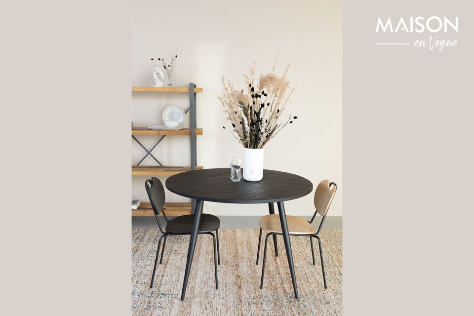 Met zijn royale afmetingen van 110 cm in de lengte en diepte en een hoogte van 76 cm is deze tafel